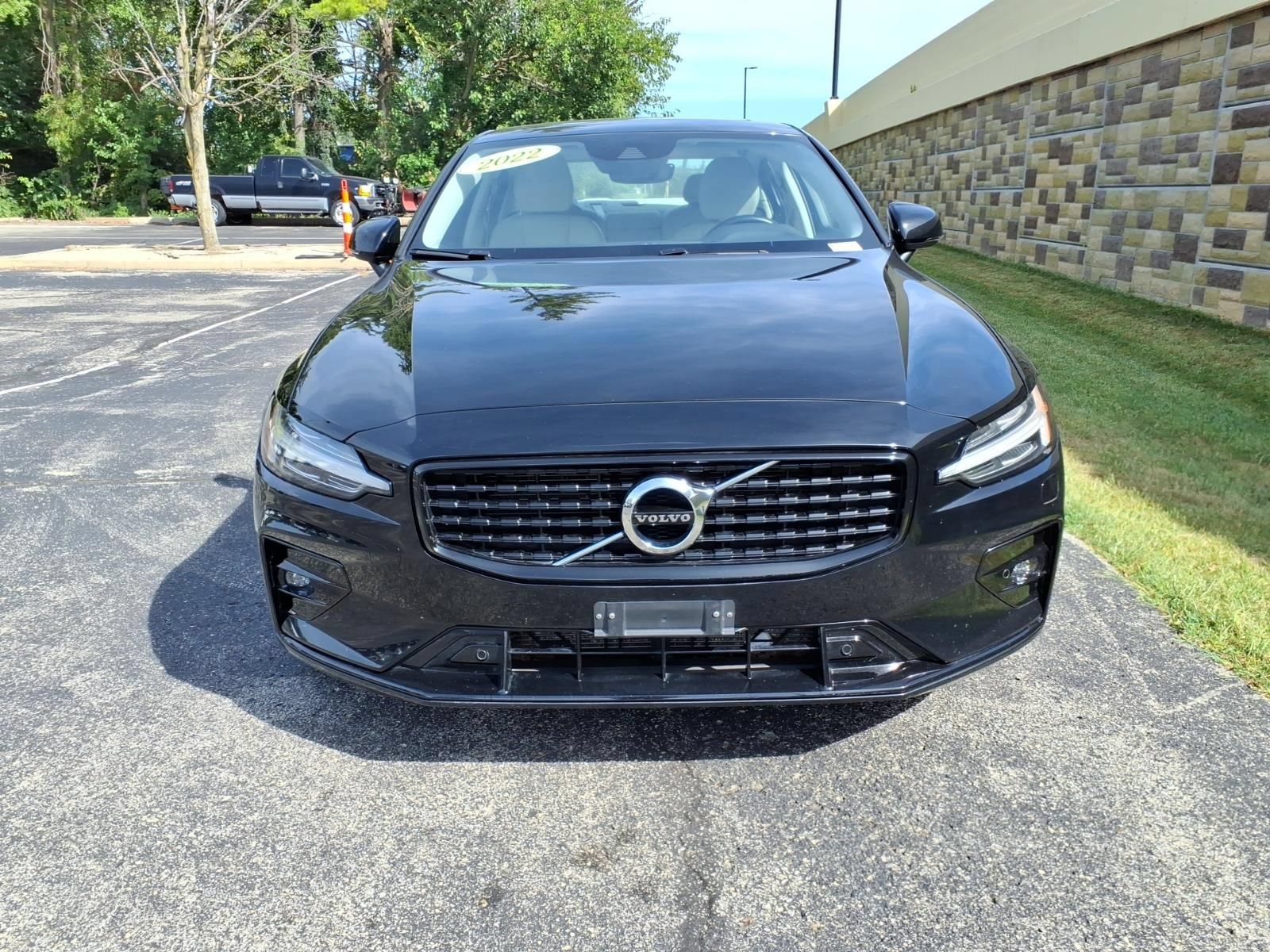 Used 2022 Volvo S60 B5 Momentum AWD/4WD image 3