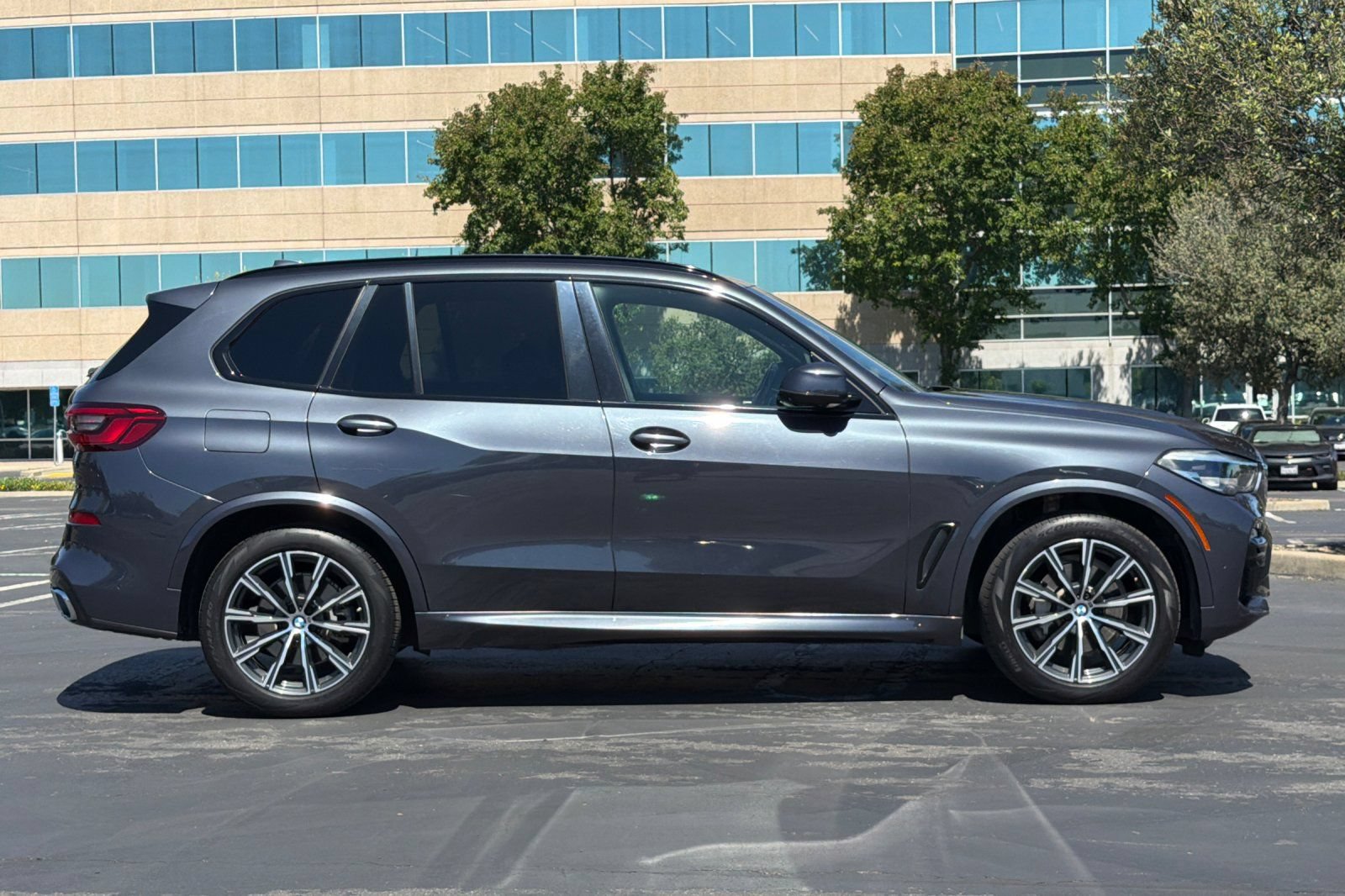 Used 2019 BMW X5 xDrive40i w/ M Sport Package AWD/4WD image 3