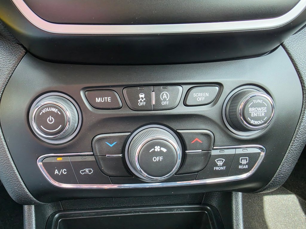 Used 2019 Jeep Cherokee Latitude w/ Popular Appearance Group AWD/4WD image 19
