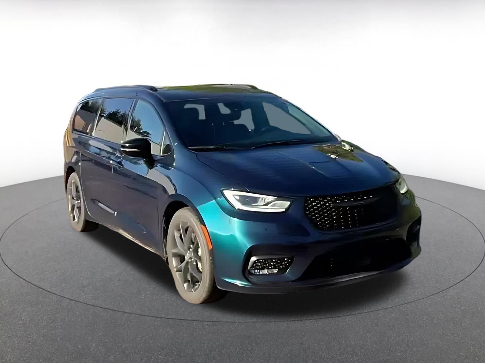Used 2025 Chrysler Pacifica Limited FWD image 3