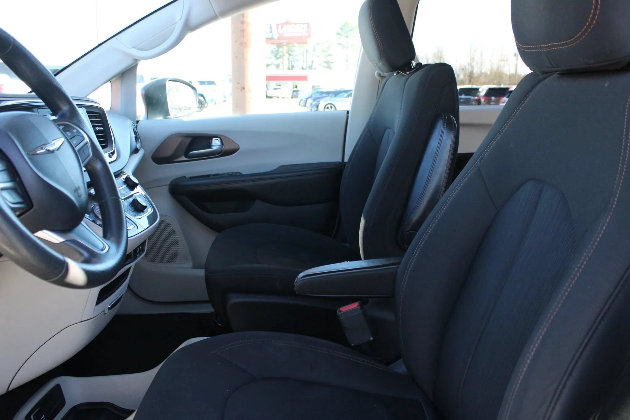 Used 2017 Chrysler Pacifica LX FWD image 16