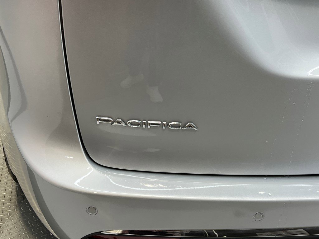 Used 2023 Chrysler Pacifica Touring-L image 9