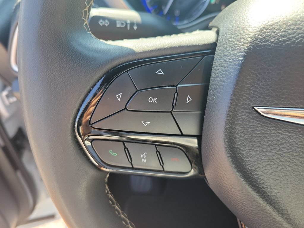 Used 2024 Chrysler Pacifica Touring FWD image 18