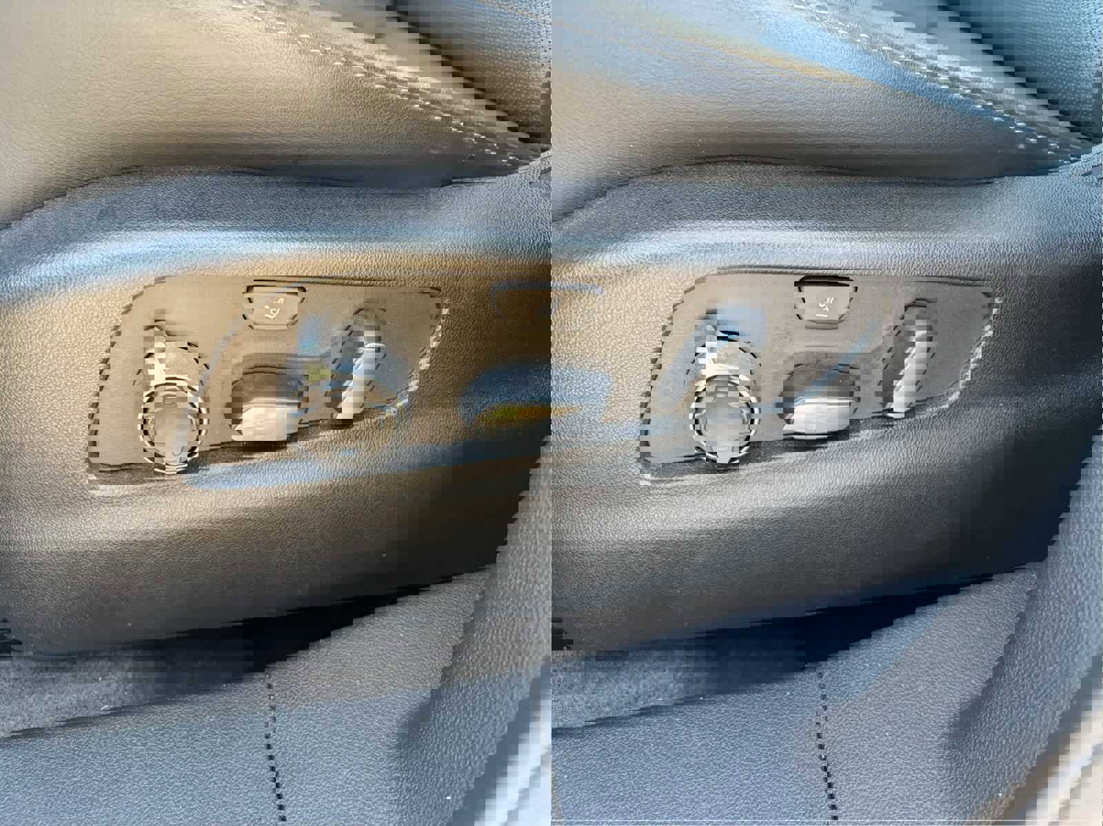 Used 2023 Cadillac XT4 Premium Luxury w/ Sun And Sound Package image 8