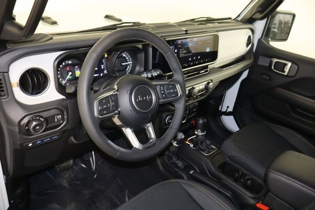 Used 2025 Jeep Wrangler Unlimited Sahara AWD/4WD image 24
