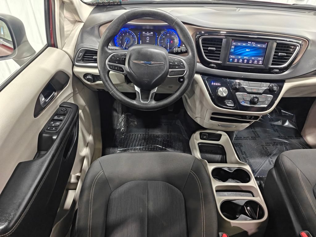 Used 2020 Chrysler Voyager L FWD image 4