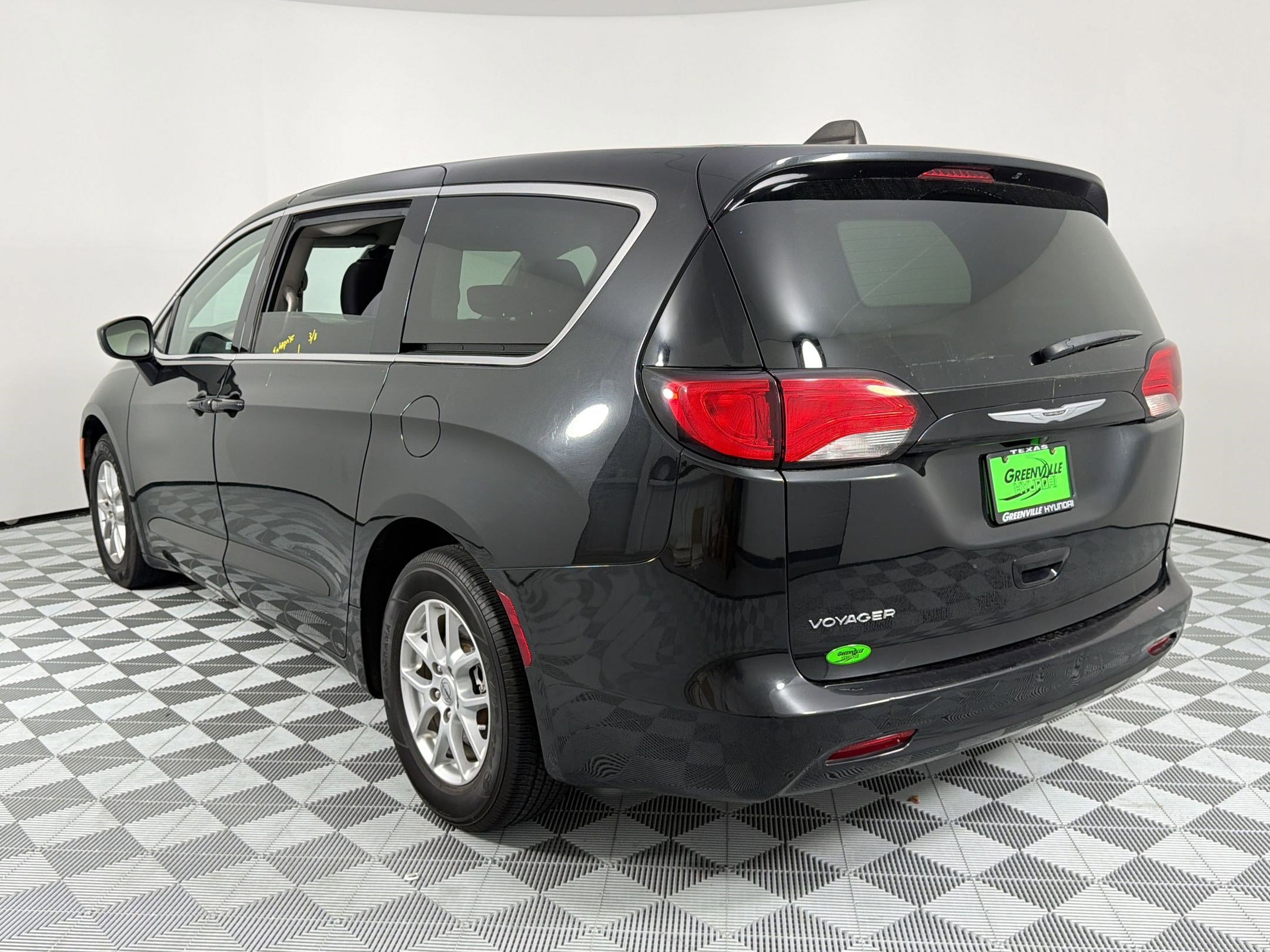 Used 2023 Chrysler Voyager LX image 3
