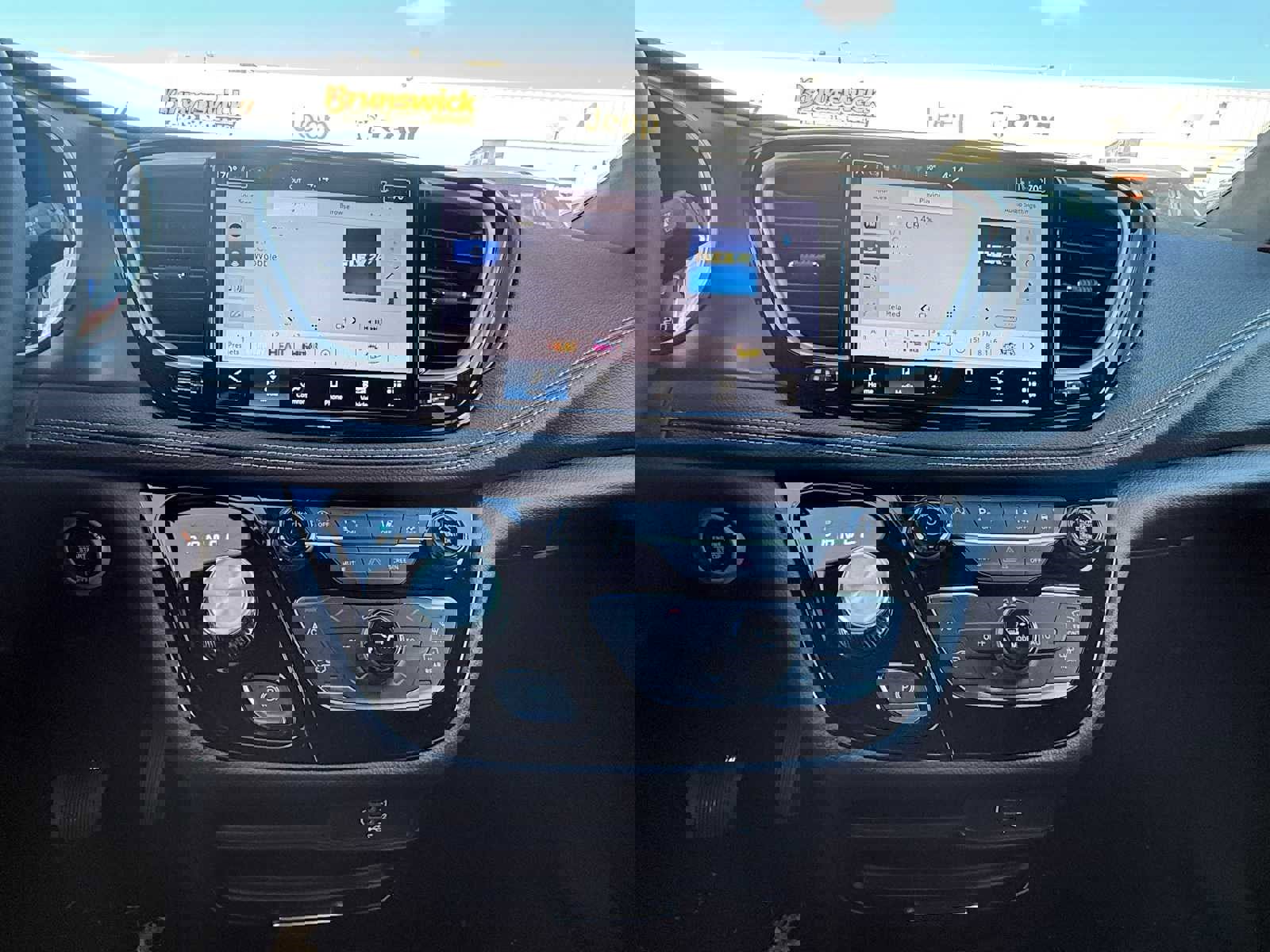 New 2026 Chrysler Pacifica Select image 13