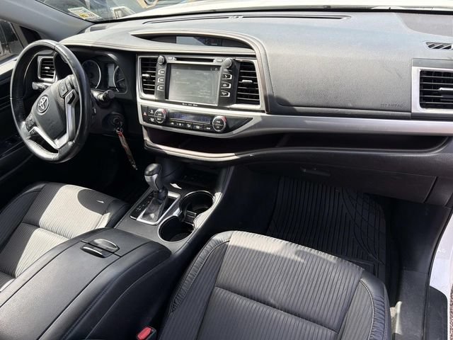 Used 2018 Toyota Highlander Plus FWD image 16