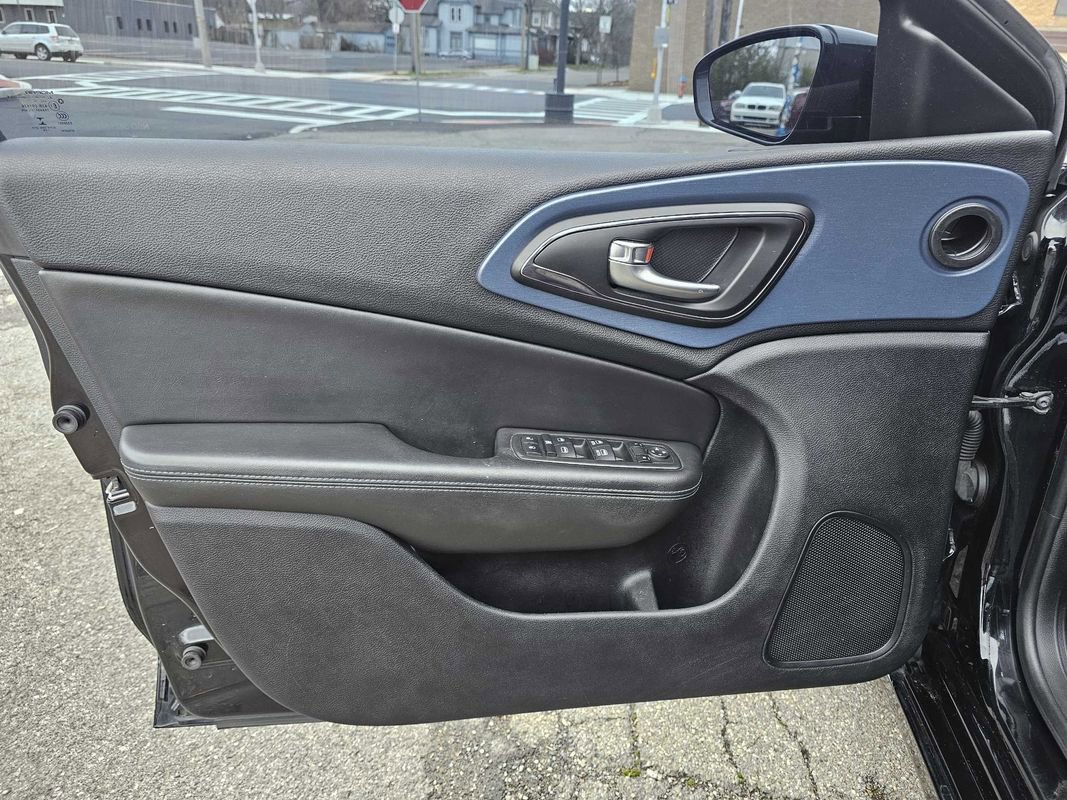 Used 2015 Chrysler 200 S w/ Comfort Group image 17