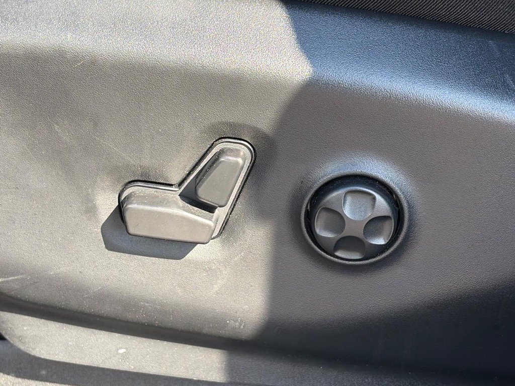 Used 2025 Chrysler Pacifica Select FWD image 19