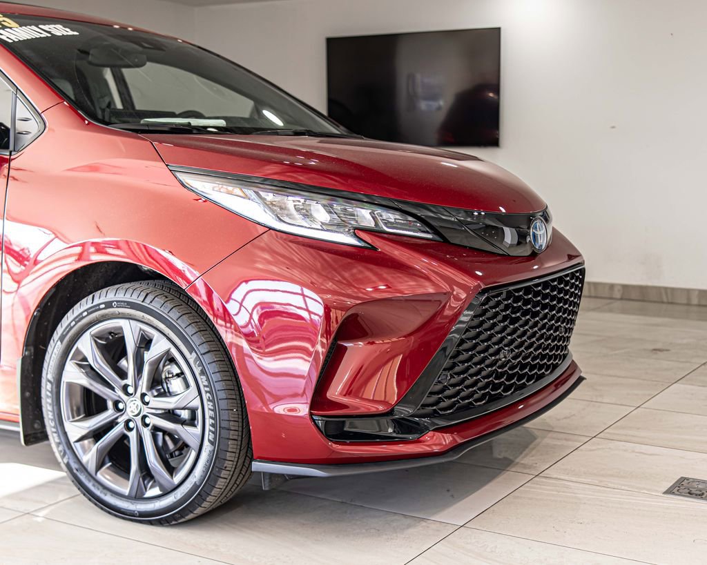 Used 2025 Toyota Sienna XSE image 4