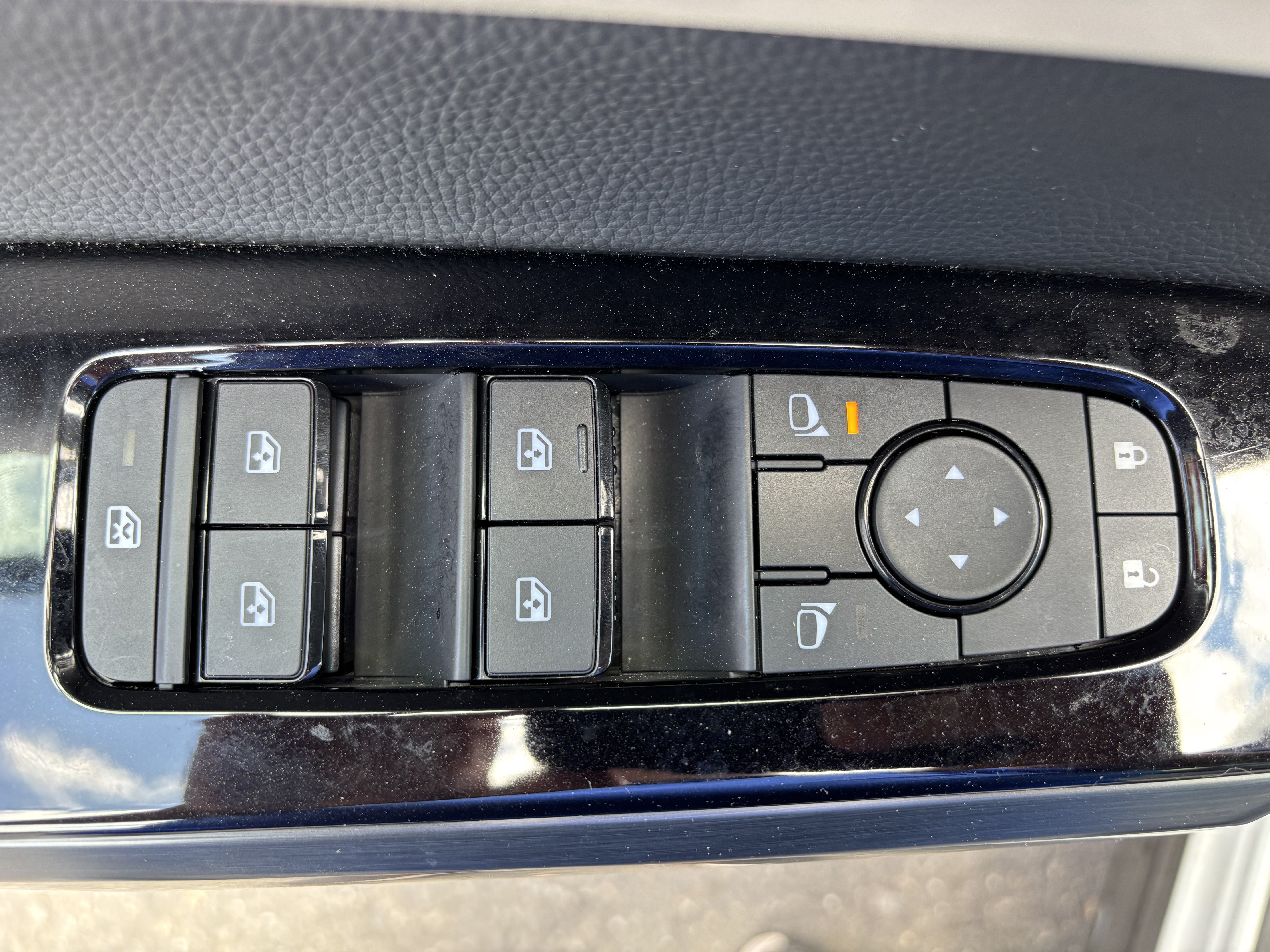 Used 2025 Nissan Pathfinder SL AWD/4WD image 18