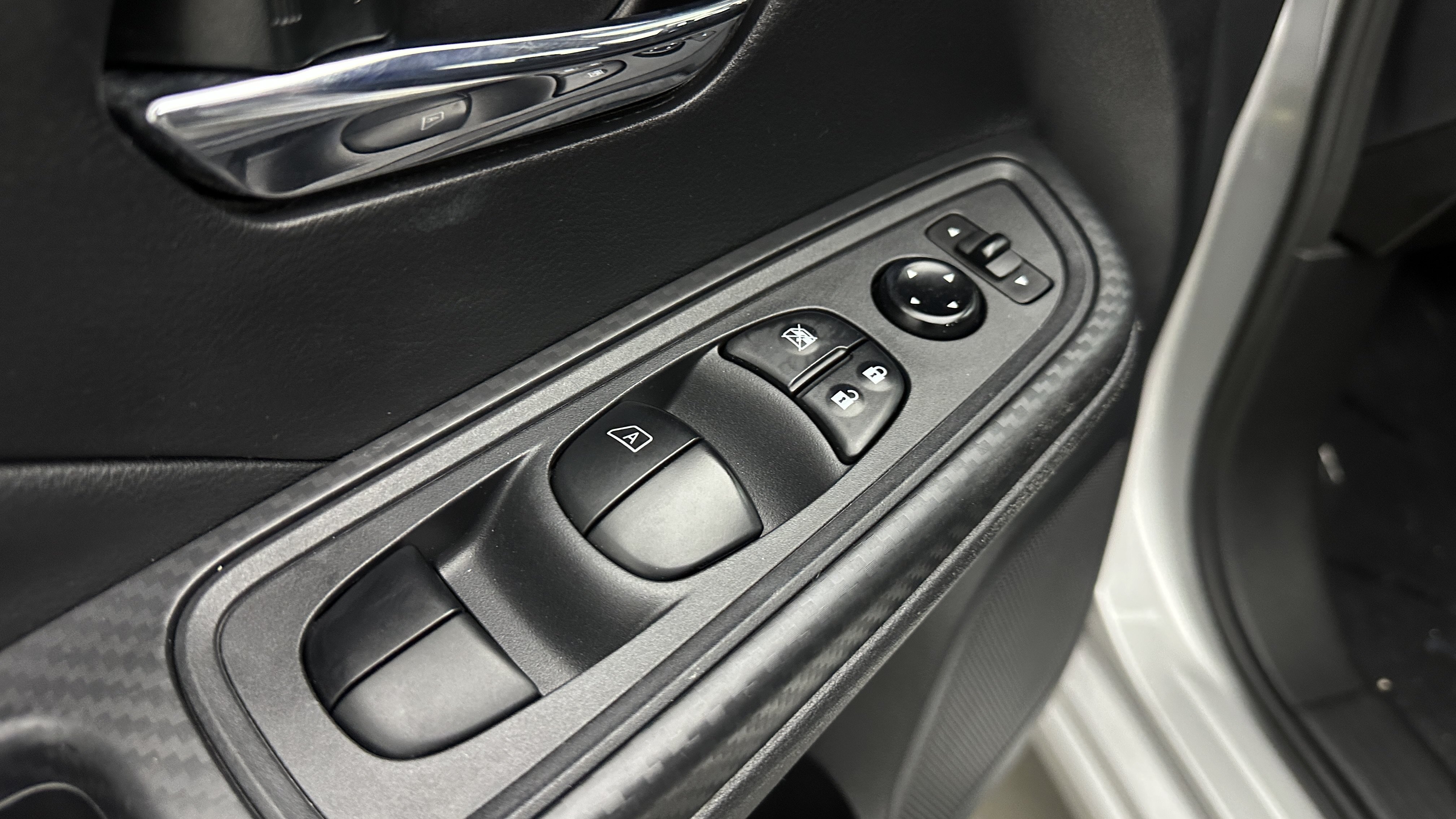 Used 2025 Nissan Versa SV FWD image 12