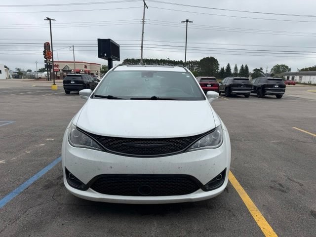 Used 2020 Chrysler Pacifica Limited w/ Quick Order Package 27H Red S FWD image 3