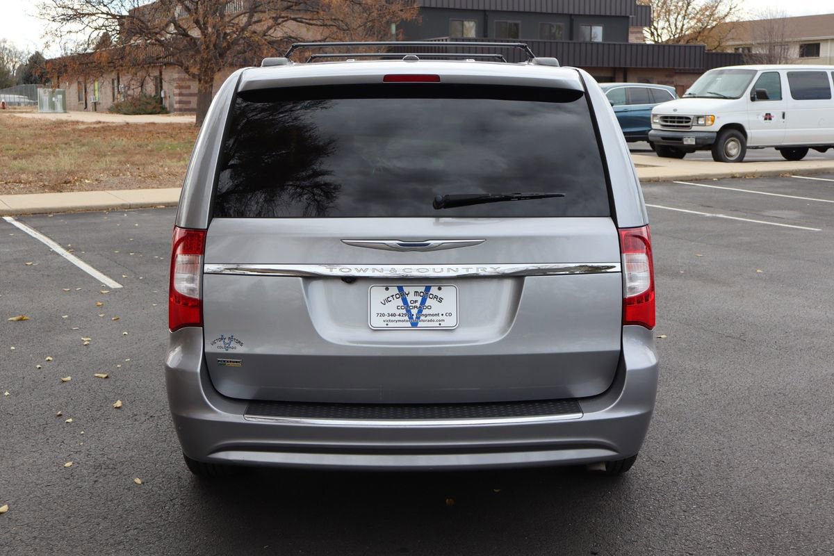 Used 2013 Chrysler Town & Country Touring image 6
