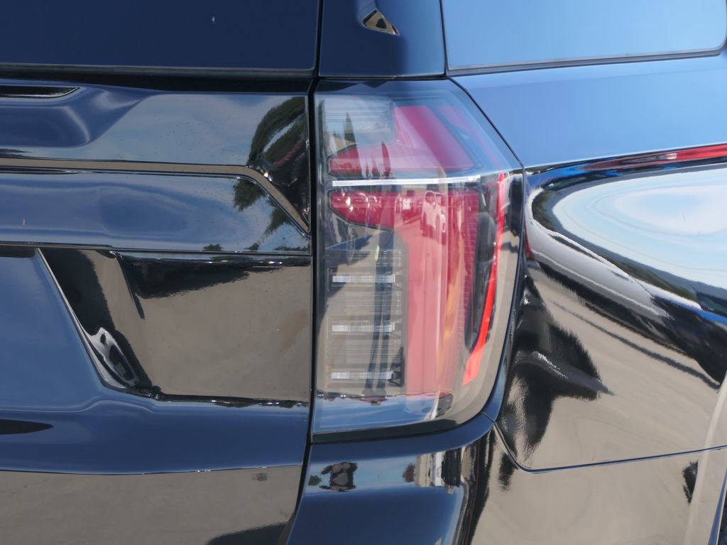 Used 2025 Chevrolet Suburban Z71 image 5