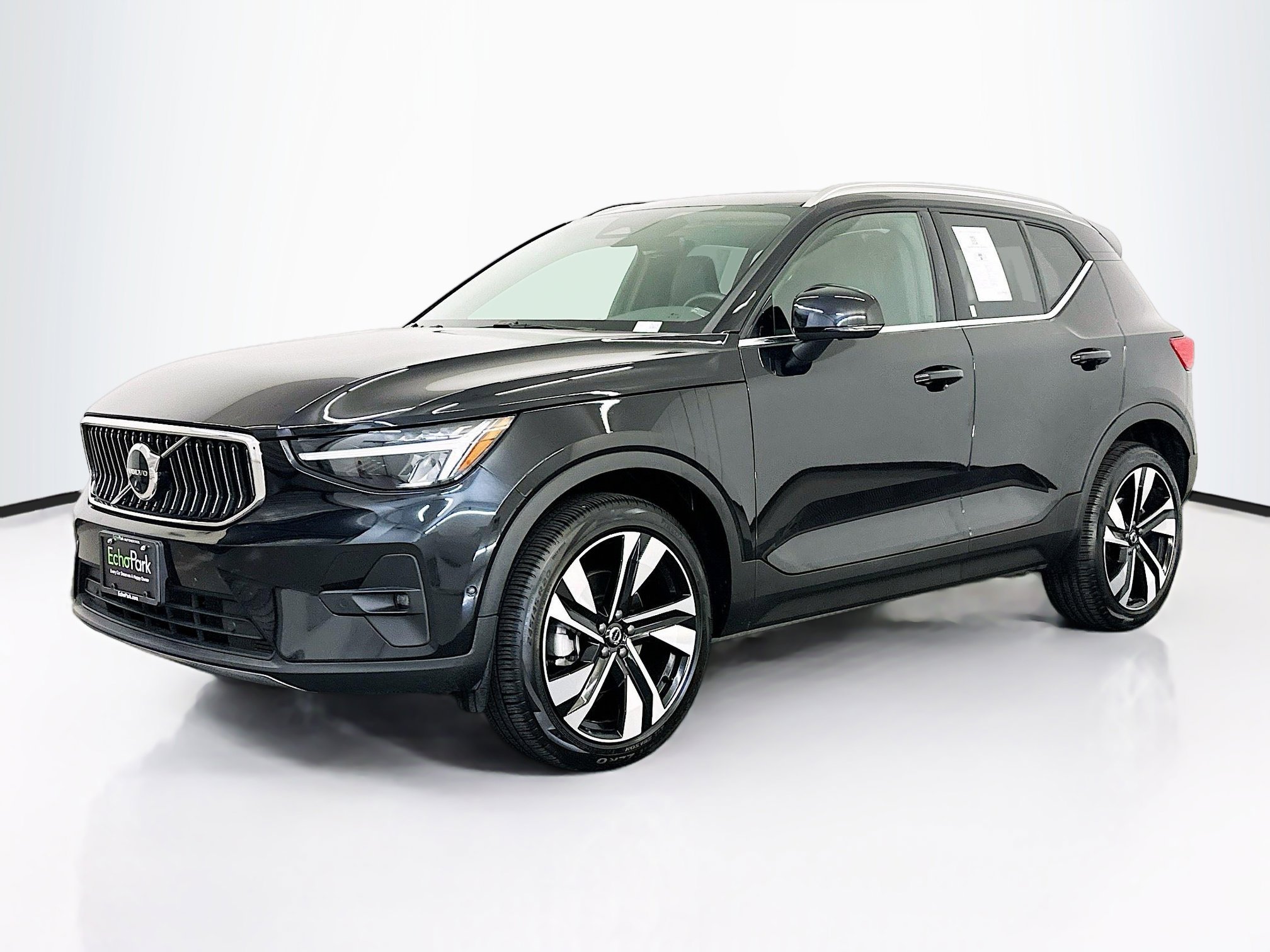 Used 2025 Volvo XC40 B5 Plus image 3