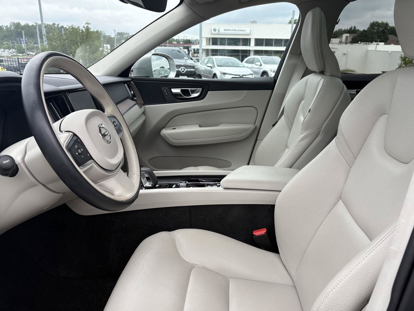 Used 2022 Volvo XC60 B5 Momentum w/ Climate Package AWD/4WD image 7