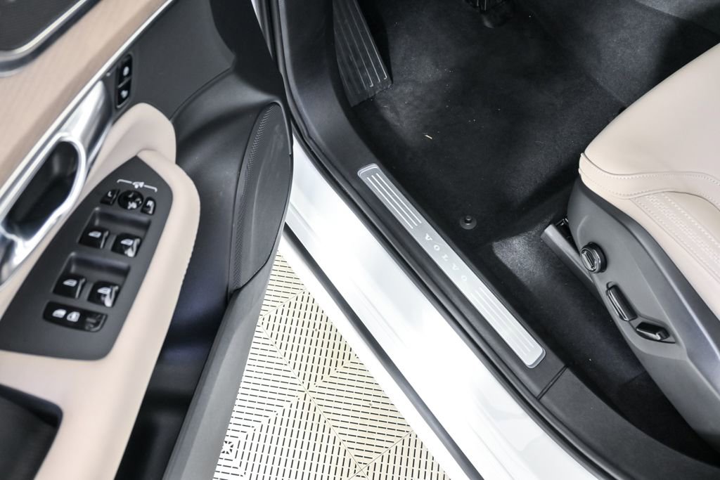 Certified 2025 Volvo XC90 B6 Core w/ Climate Package image 9