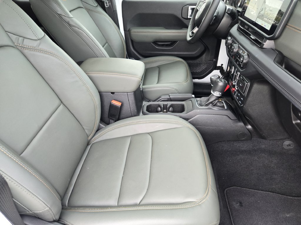 Used 2025 Jeep Gladiator Mojave w/ Convenience Group AWD/4WD image 13