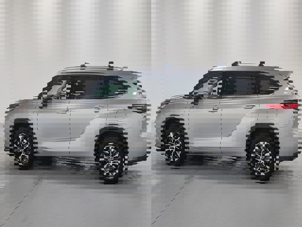 Certified 2021 Toyota Highlander XLE image 5