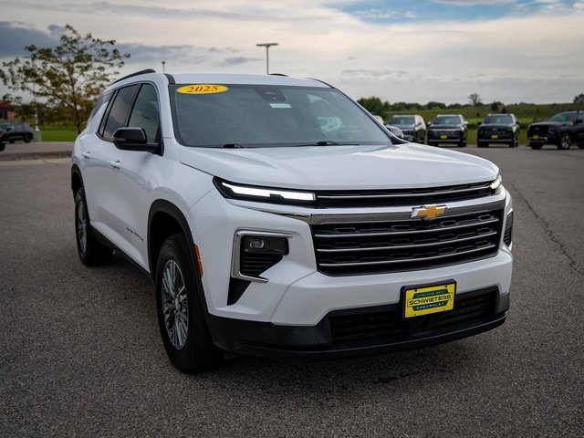 Used 2025 Chevrolet Traverse LT image 3