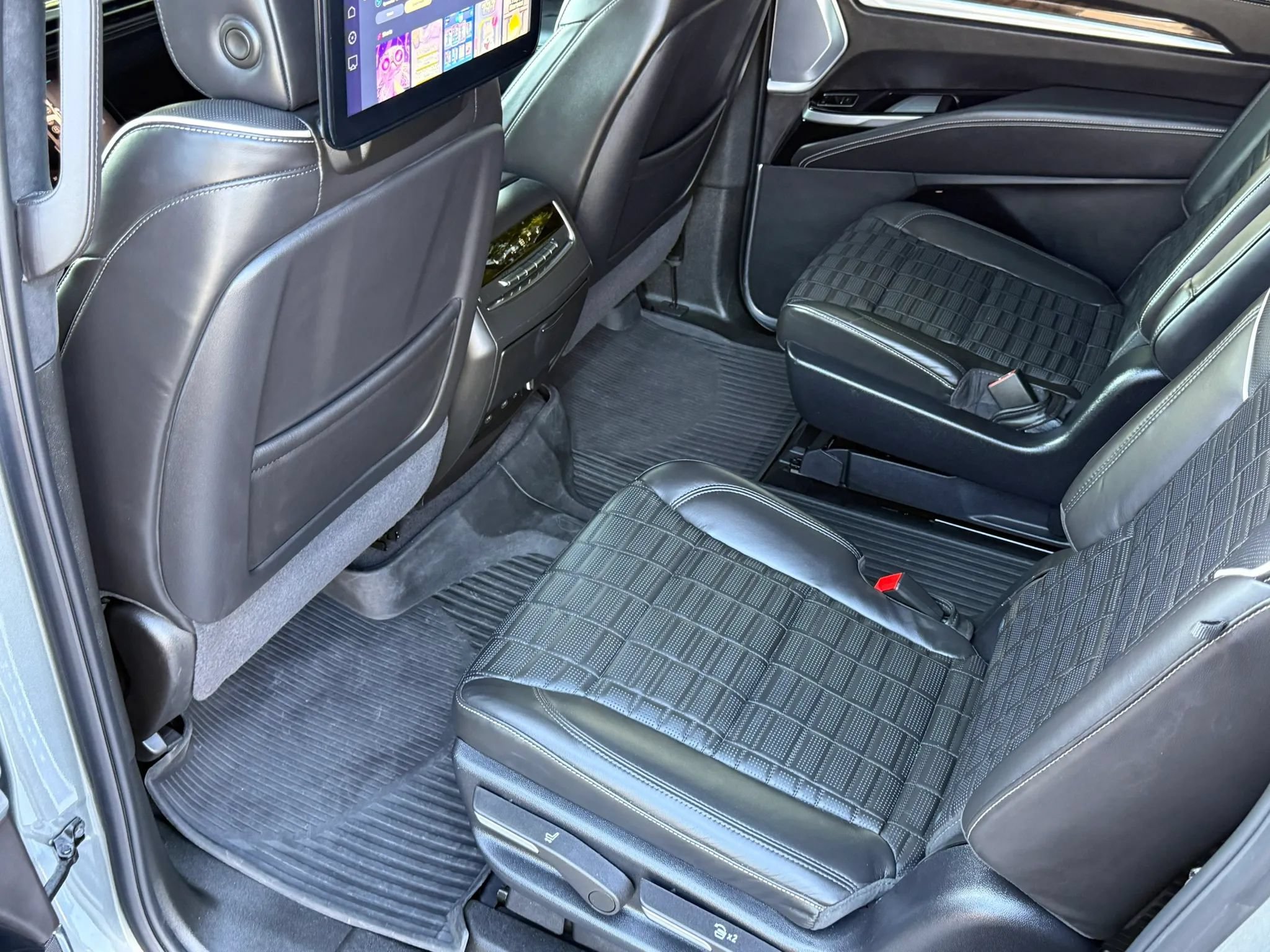 Used 2026 Cadillac Escalade ESV Platinum Sport w/ LPO, ONYX Package AWD/4WD image 28