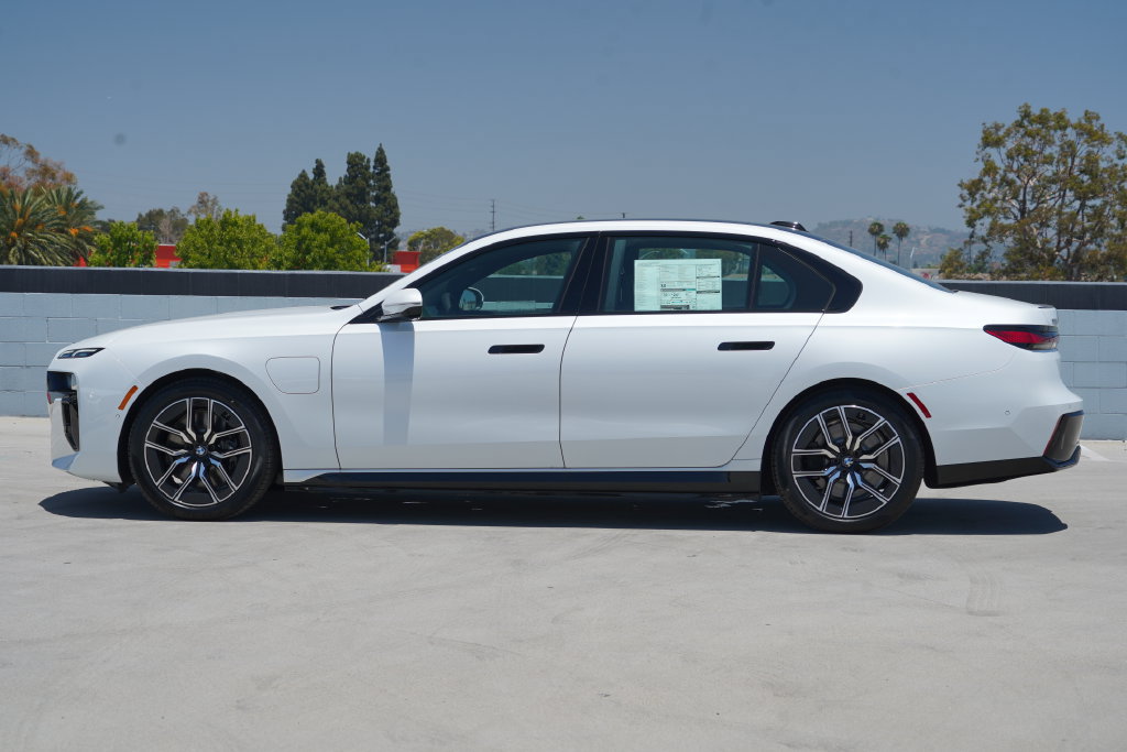 New 2026 BMW 750e xDrive w/ Premium Package AWD/4WD image 4