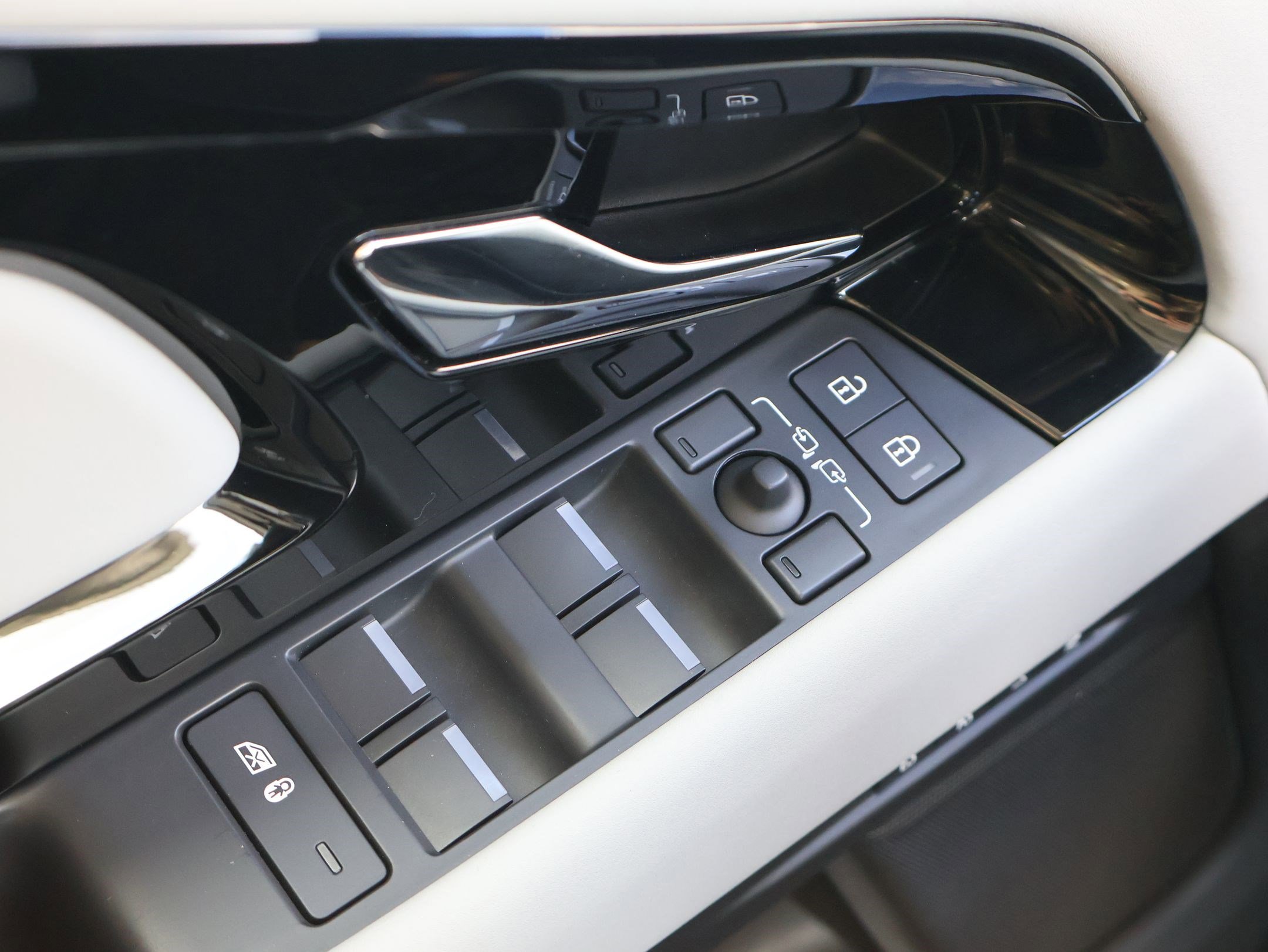 Certified 2025 Land Rover Range Rover Evoque S image 13