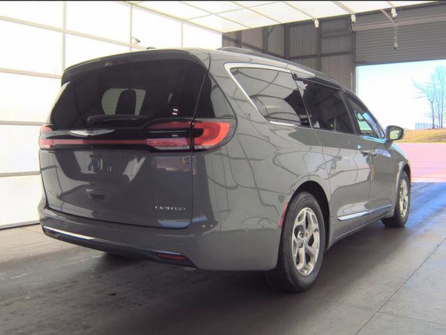 Used 2022 Chrysler Pacifica Limited image 3