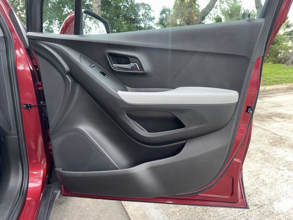 Used 2018 Chevrolet Trax LT w/ Driver Confidence Package FWD image 21