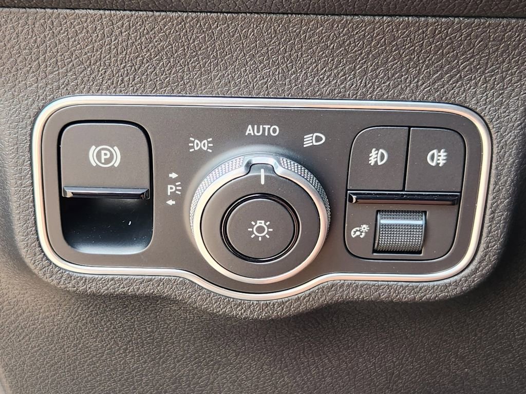 Used 2026 Mercedes-Benz GLB 250 4MATIC image 21