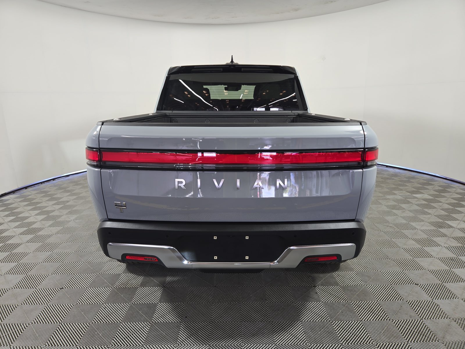 Used 2024 Rivian R1T Adventure Dual AWD/4WD image 4