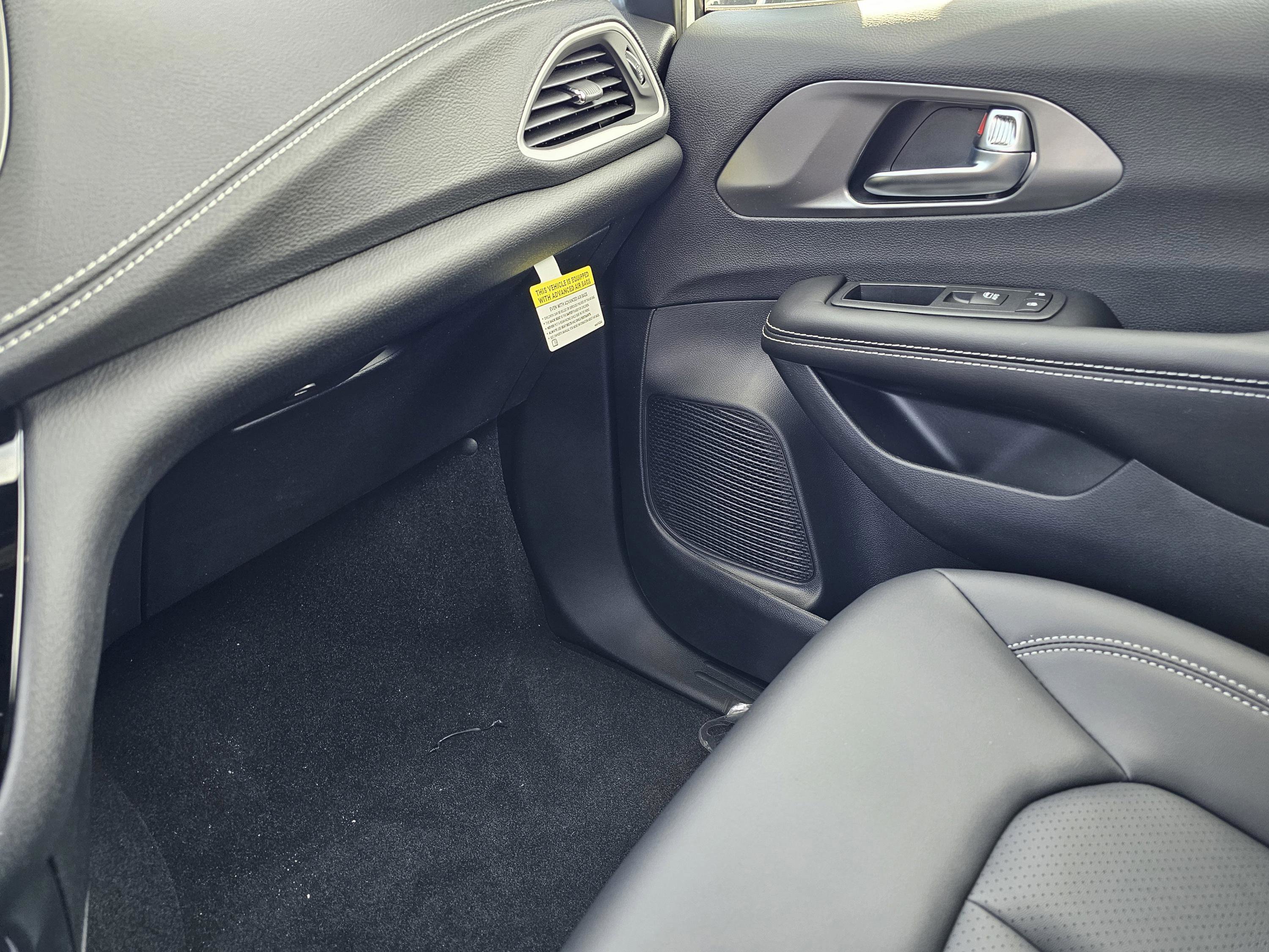 New 2026 Chrysler Pacifica Select image 26