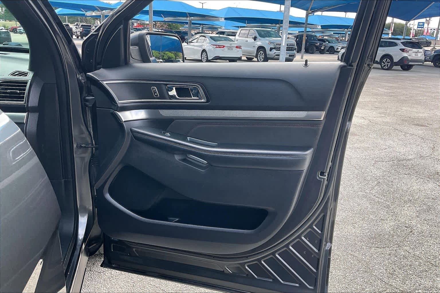 Used 2019 Ford Explorer XLT w/ Equipment Group 202A FWD image 23