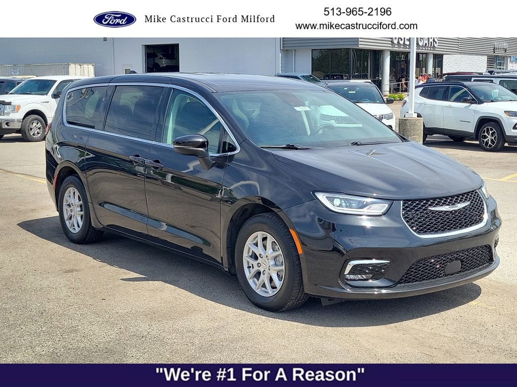 Used 2023 Chrysler Pacifica Touring-L FWD image 7