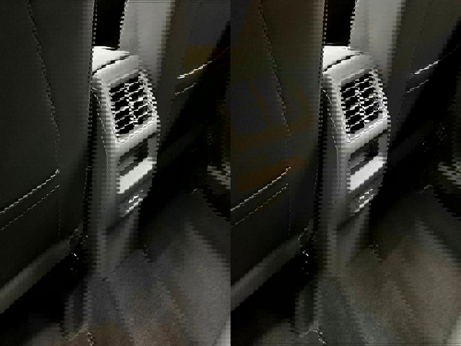 Used 2025 Volkswagen Tiguan SE w/ Panoramic Sunroof Package image 38