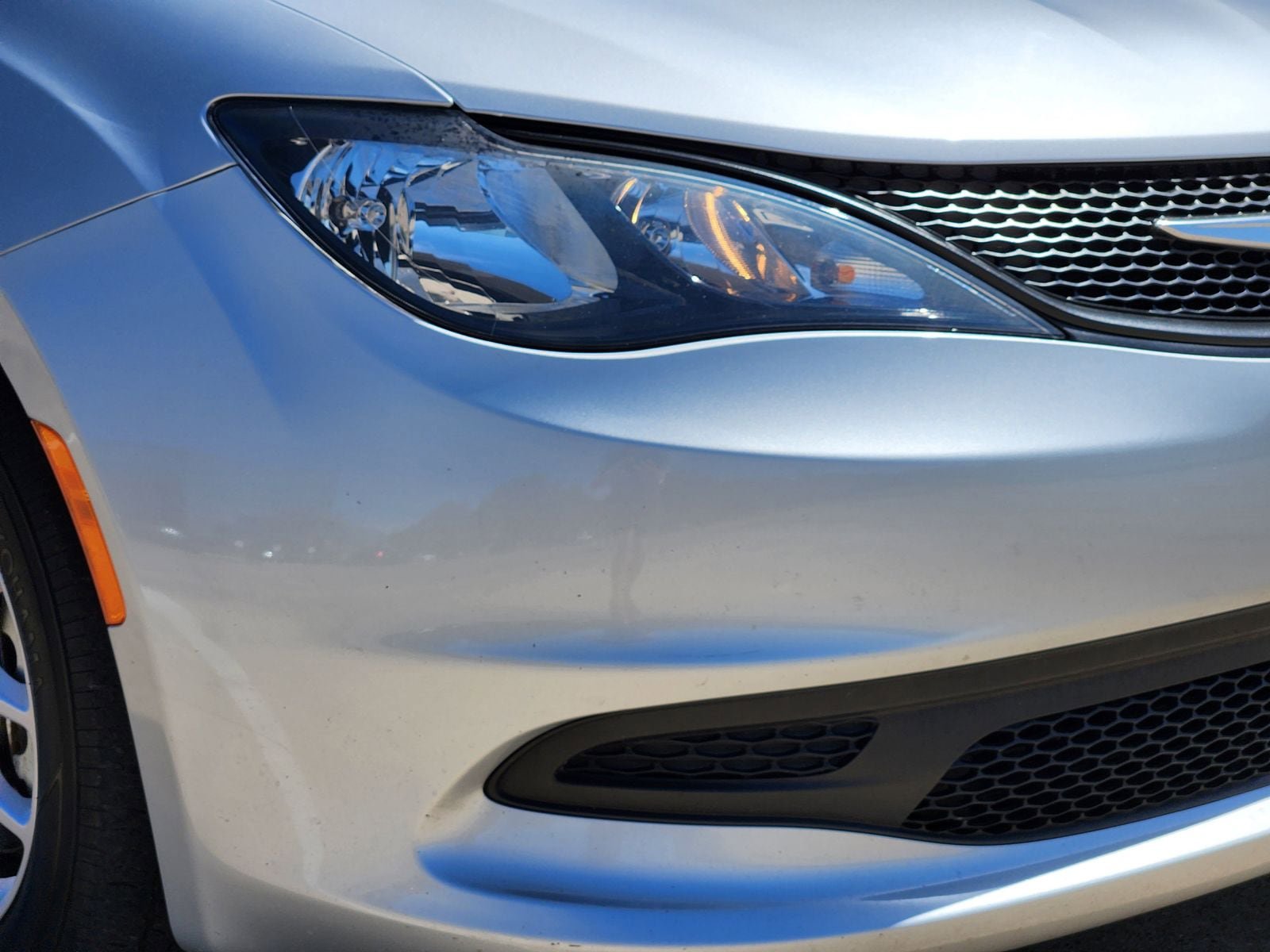 Used 2023 Chrysler Voyager LX image 9
