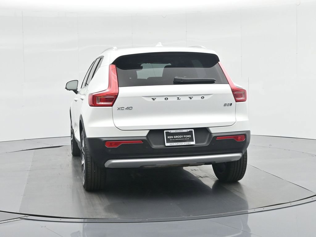 Used 2025 Volvo XC40 B5 Plus image 33