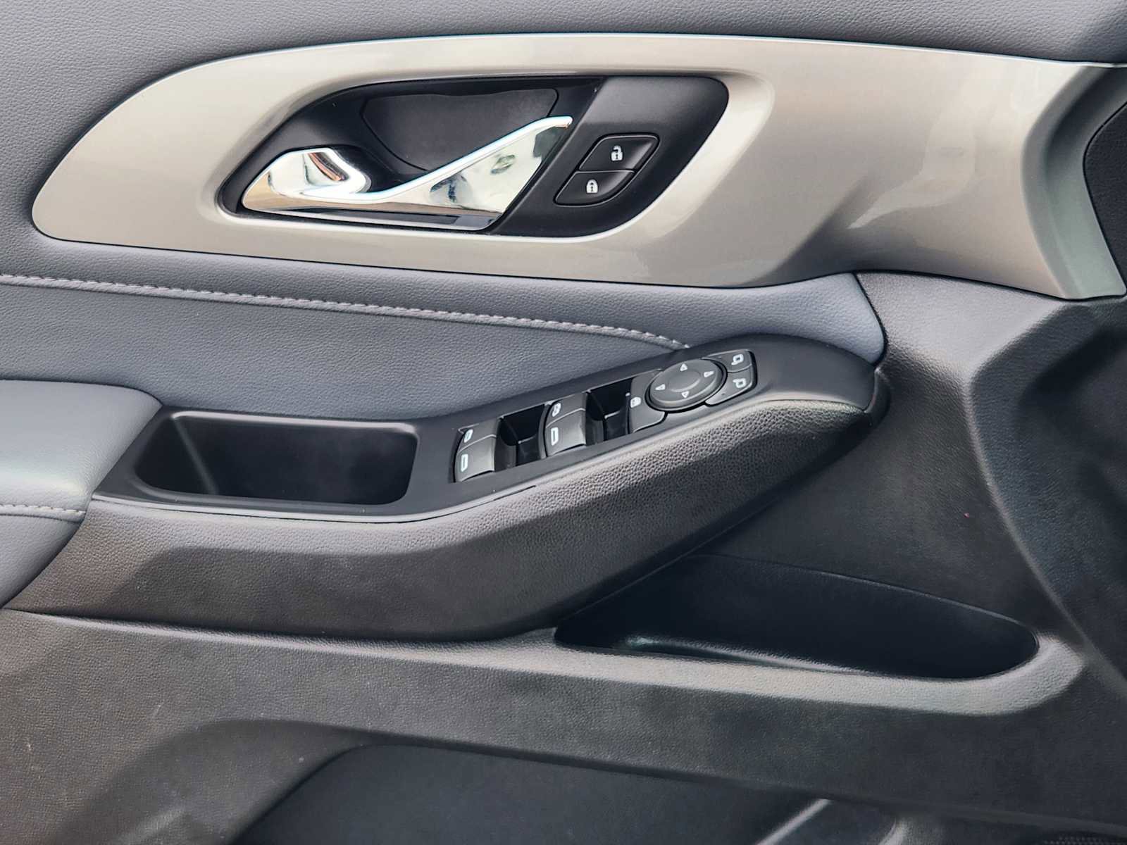 Used 2021 Chevrolet Traverse LT image 23