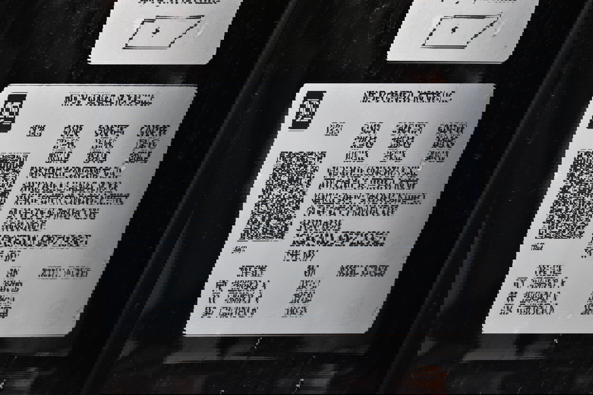 Used 2023 GMC Acadia SLT image 2