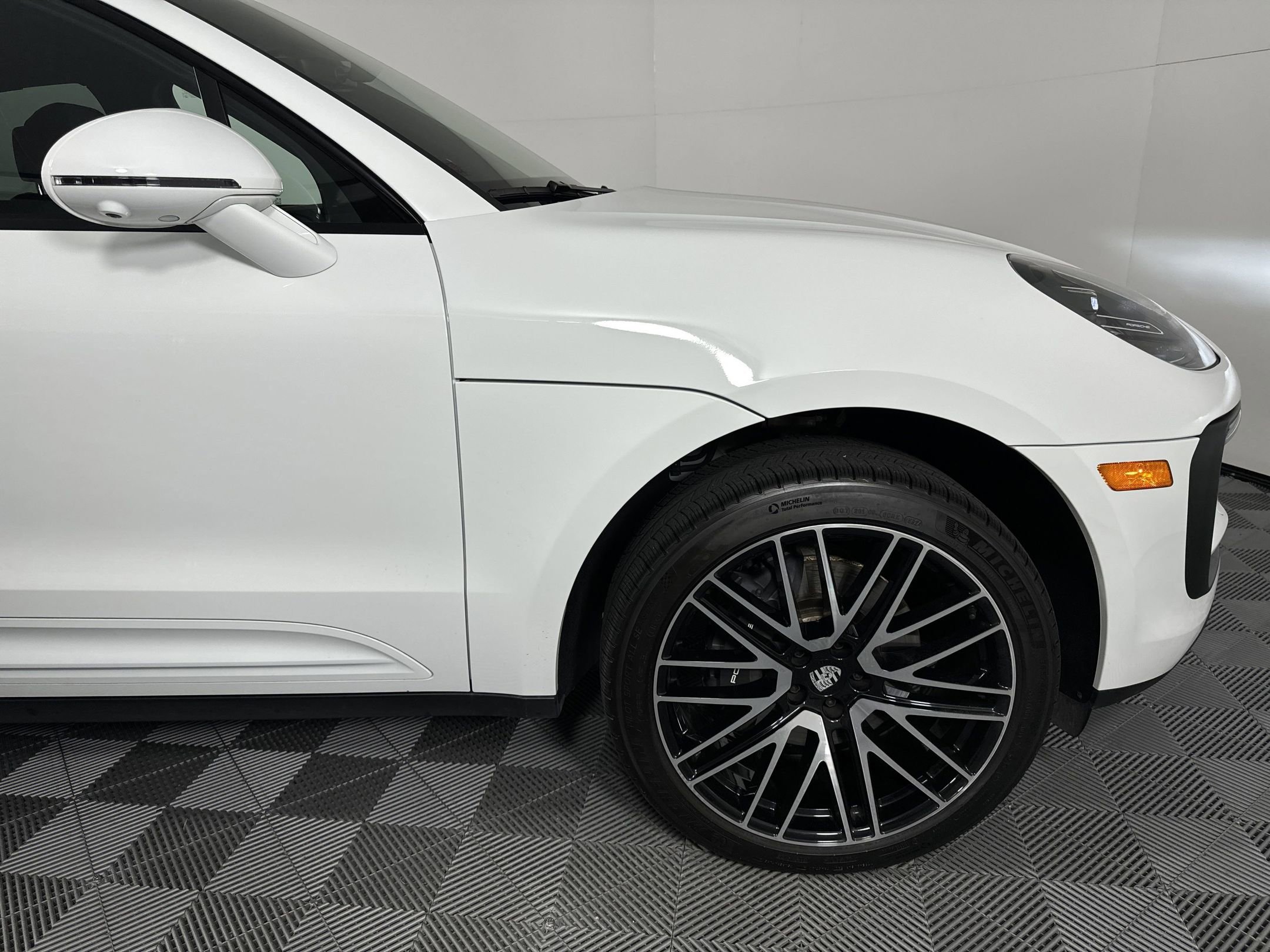 Certified 2025 Porsche Macan image 12