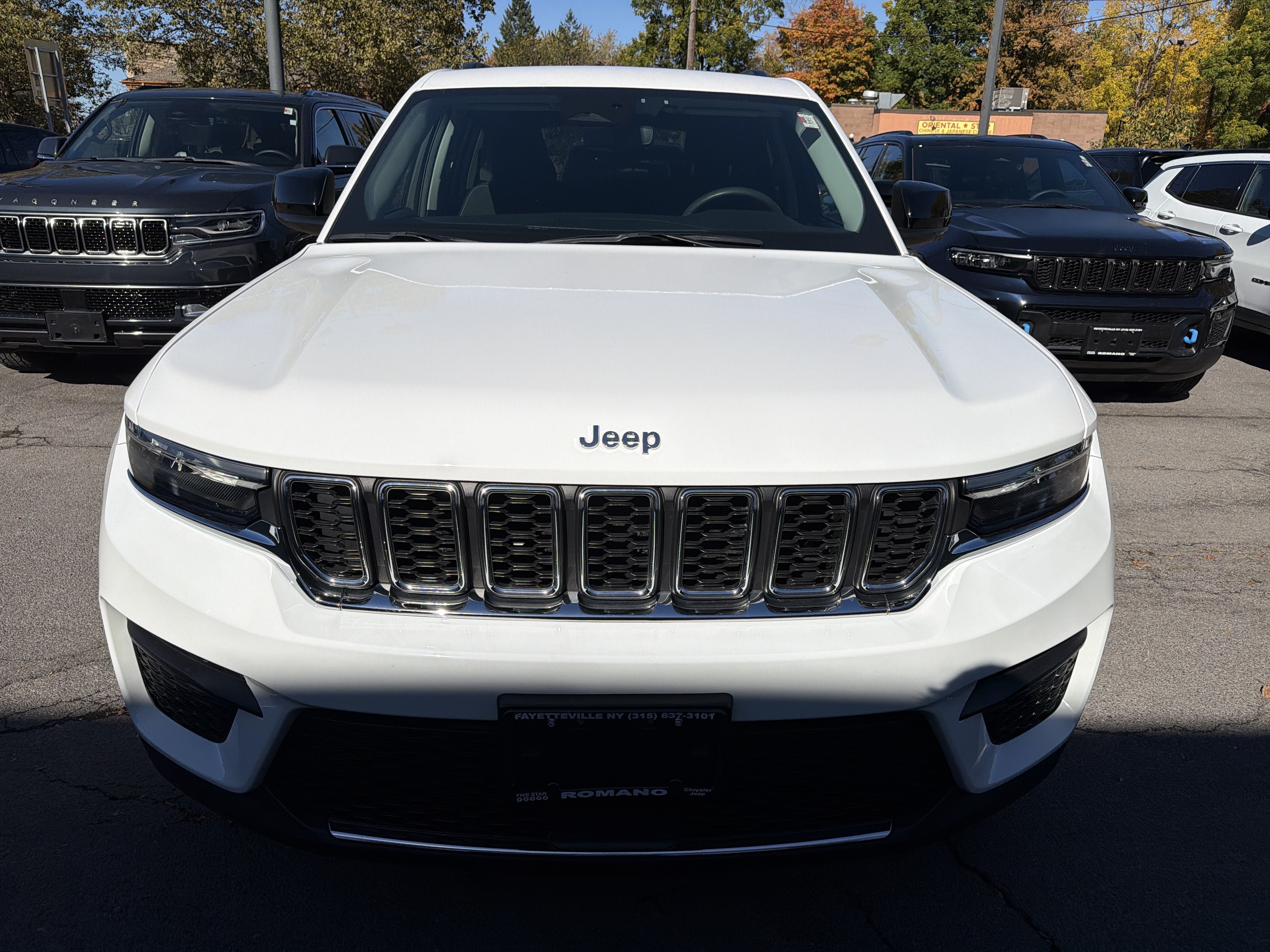 Used 2023 Jeep Grand Cherokee Laredo w/ Luxury Tech Group I AWD/4WD image 3