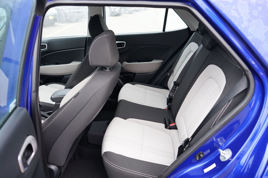 Used 2022 Hyundai Venue SEL w/ Cargo Package image 16