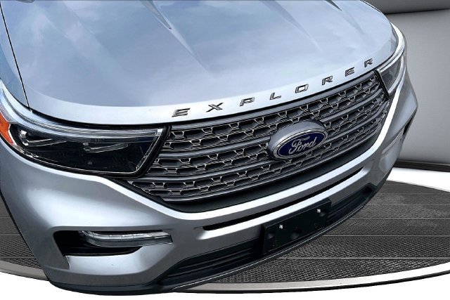 Used 2023 Ford Explorer XLT w/ Equipment Group 202A AWD/4WD image 32