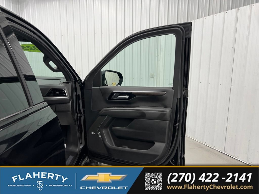 Used 2025 Chevrolet Suburban Z71 w/ Comfort Package AWD/4WD image 14