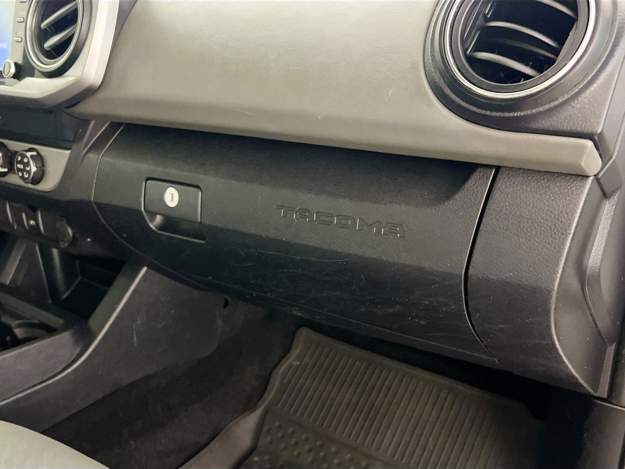 Used 2020 Toyota Tacoma SR5 RWD image 34