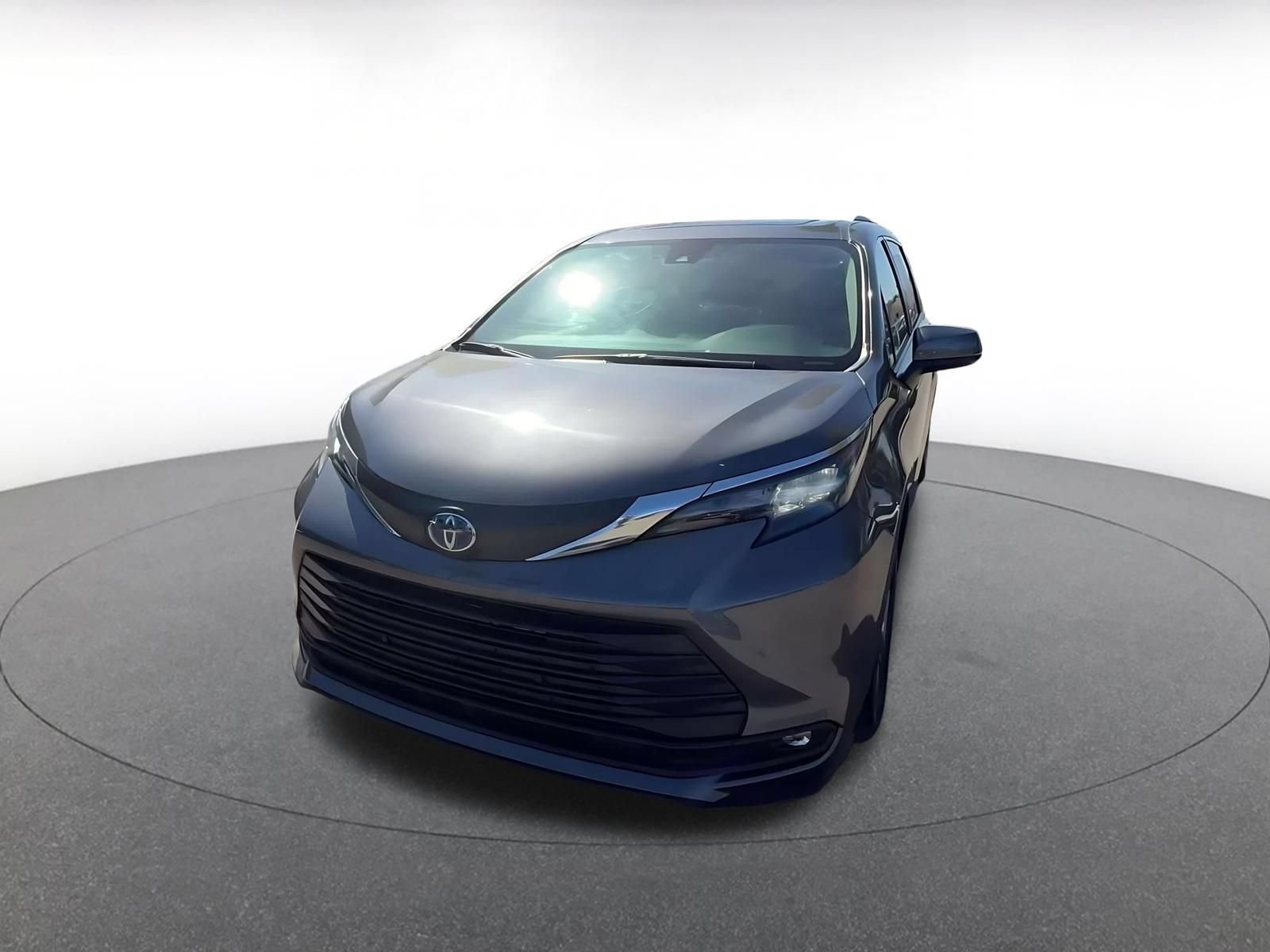 Used 2025 Toyota Sienna XLE FWD image 6