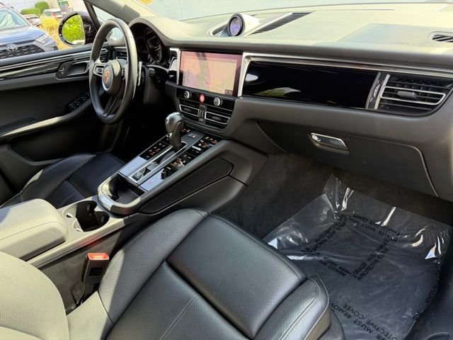 Used 2025 Porsche Macan AWD/4WD image 18